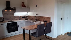 Kaffetrakter/tekoker, kjøleskap, ovn og kokeplater