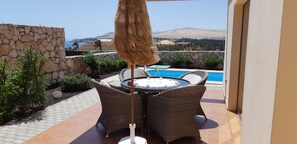 Outdoor dining - Romantic Villa Romeo with private pool, with stunning panoramic views of the (Costa Calma)