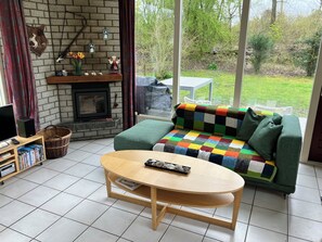 Een smart-tv, een open haard, een dvd-speler en boeken