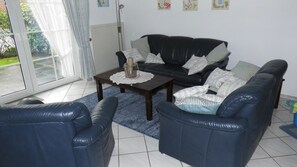 Smart TV, DVD player, books, stereo