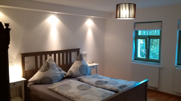 2 bedrooms, travel crib, free WiFi, bed sheets