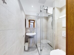 Badewanne, Haartrockner, HandtĂŒcher