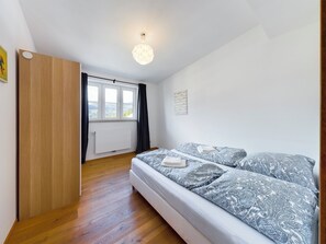 3 bedrooms, iron/ironing board, WiFi, bed sheets