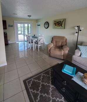 تلفزيون ذكي، مشغل دي في دي، كُتُب، مكتبة فيديو