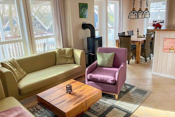 Televisión y chimenea 