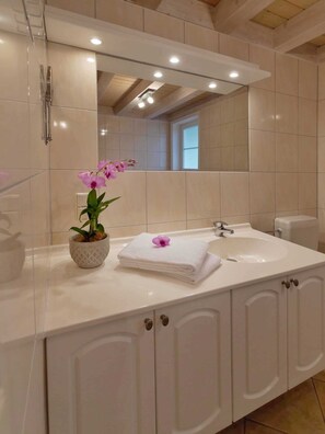 Unclassified image, 2 of 25, button