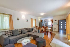 Een televisie, een open haard en een dvd-speler