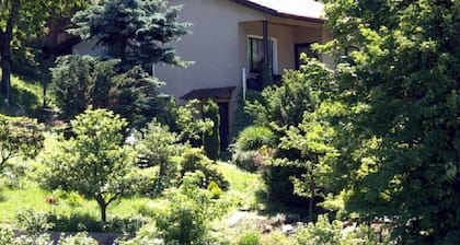 Casa de vacaciones en una zona tranquila, hermosa zona boscosa