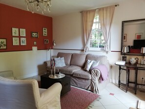 TV, DVD player, toys, books - Charming apartment in Tudor style mansion (only 15 minutes to Prenzlauer Berg) (Berlin)