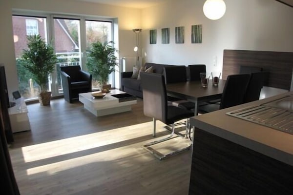 Wohnzimmer mit Essbereich und Küche