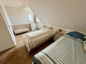2 bedrooms, in-room safe, iron/ironing board, free WiFi
