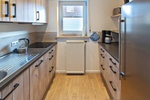 Kühlschrank, Ofen, Geschirrspüler, Wasserkocher mit Kaffee-/Teezubehör