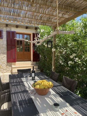 Outdoor dining - Natural stone finca Can Saguer near Alcudia/Pollenca (Alcudia)