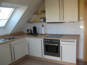 Kühlschrank, Mikrowelle, Ofen, Wasserkocher mit Kaffee-/Teezubehör