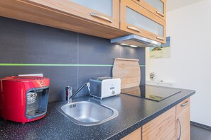 Køleskab, mikrobølgeovn, opvaskemaskine, kaffe-/temaskine