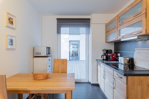 Køleskab, mikrobølgeovn, opvaskemaskine, kaffe-/temaskine