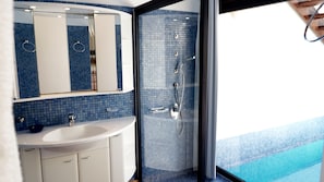 Badewanne, Haartrockner, Bidet, Handtücher