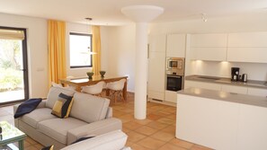 Smart-TV, DVD-spiller, bøker og stereoanlegg