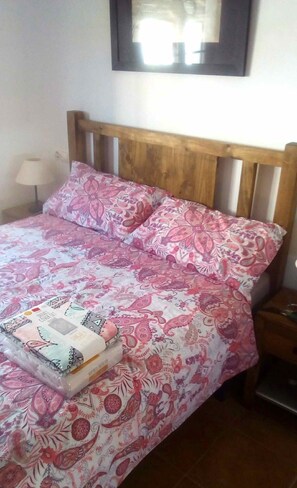 3 bedrooms, desk, iron/ironing board, travel cot - Holiday house with pool for 5 to 6 persons (Villanueva de los Castillejos)