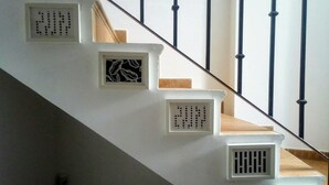 Un escalier avec des rampes blanches et des marches en bois.