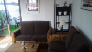 TV, DVD player, books - Holiday house with pool for 5 to 6 persons (Villanueva de los Castillejos)