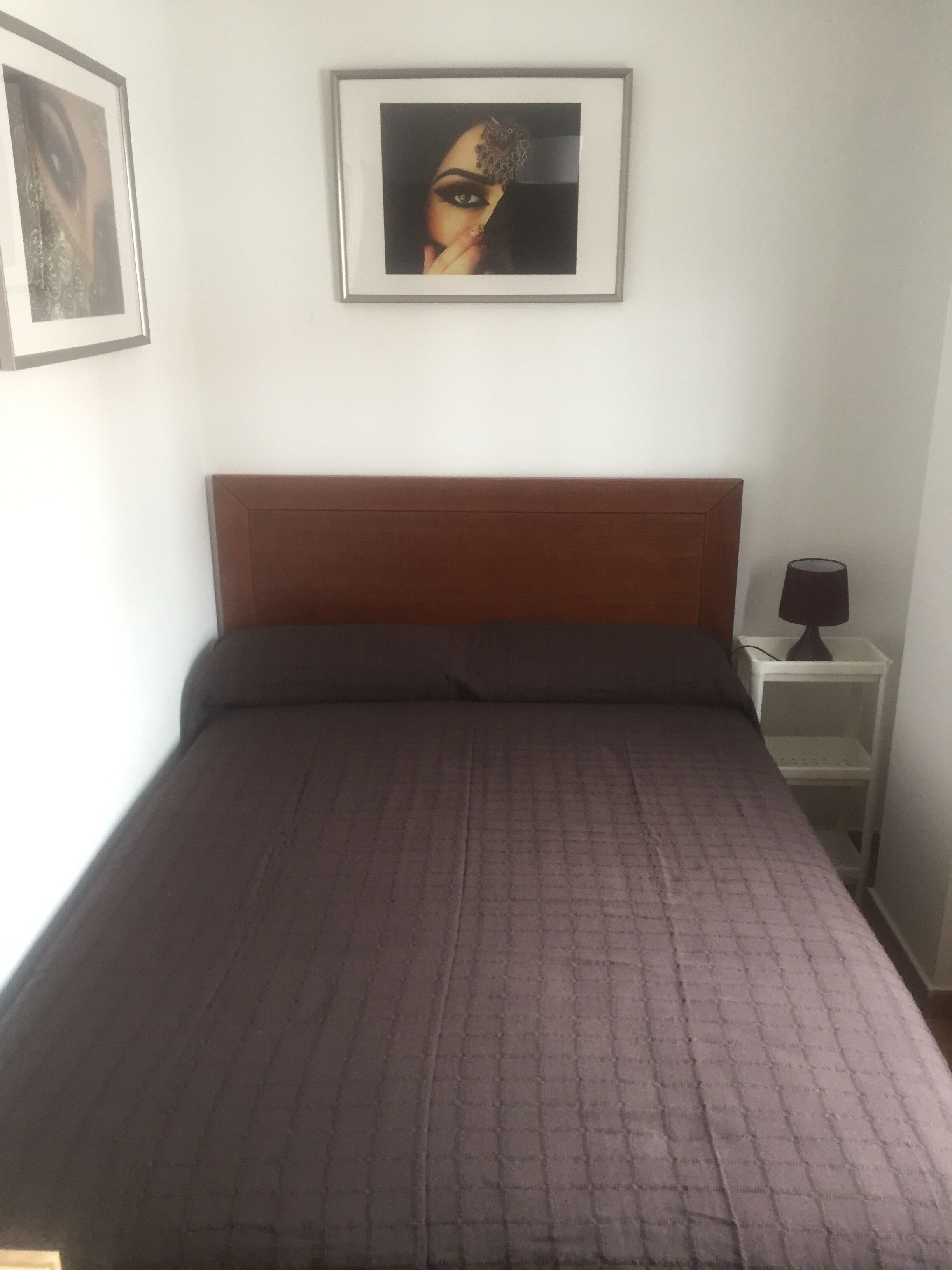 3 soverom, skrivebord, strykejern/-brett og reiseseng for barn