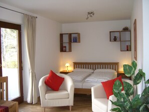 Travel cot, free WiFi