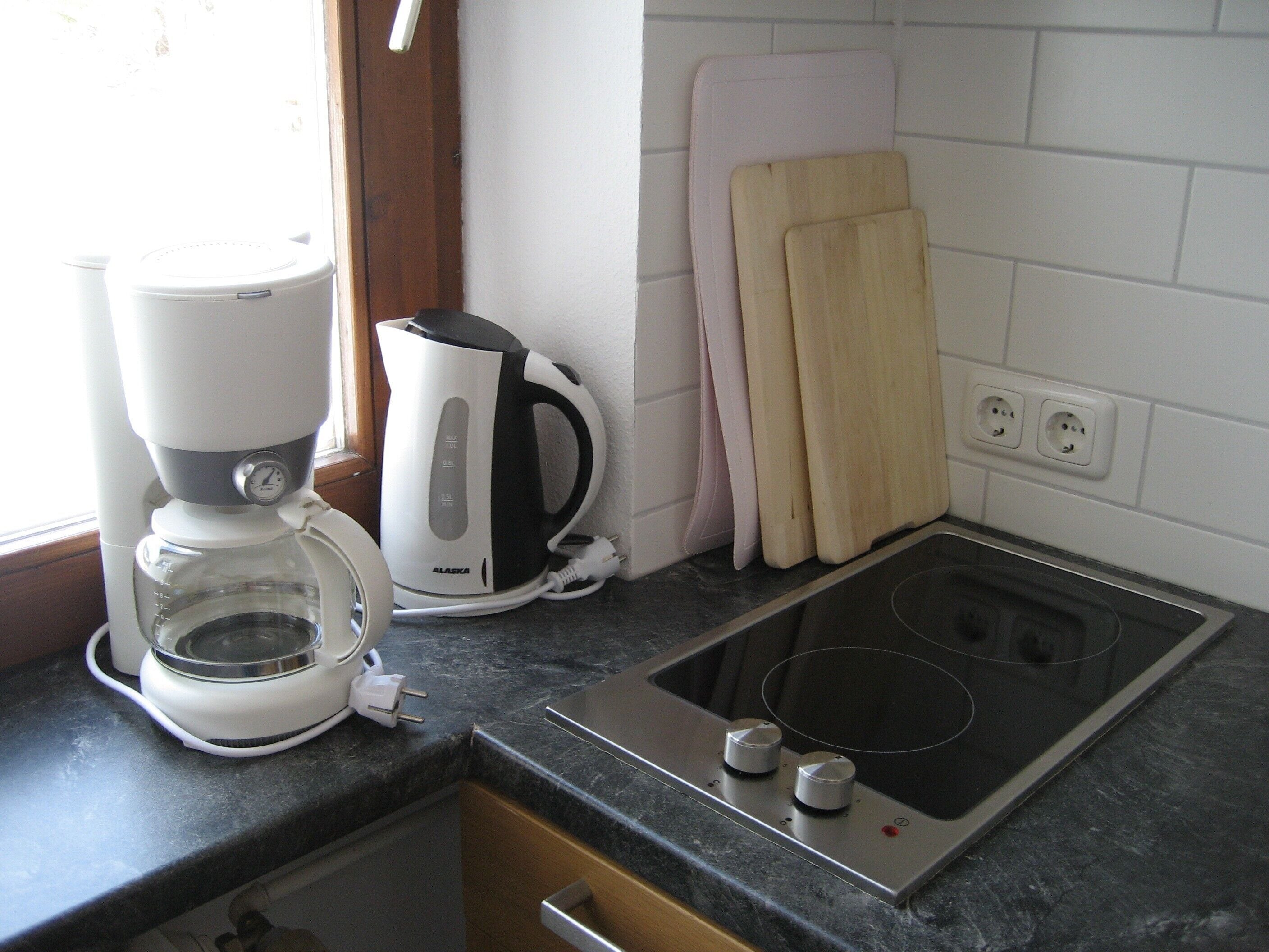 Fridge, oven, stovetop, coffee/tea maker
