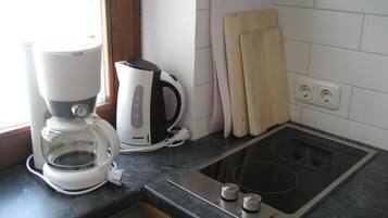Fridge, oven, stovetop, coffee/tea maker