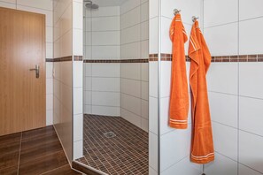 Shower, hair dryer, towels, soap - 4-star holiday home with terrace, large garden, 3 bedrooms and 2 bathrooms (Seebad Heringsdorf)