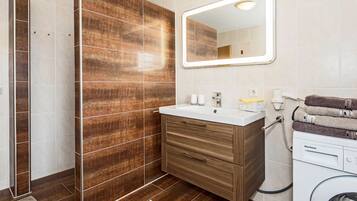 Dusche, Haartrockner, Handtücher, Seife
