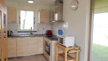 Een koelkast, een magnetron, een kookplaat, een vaatwasser