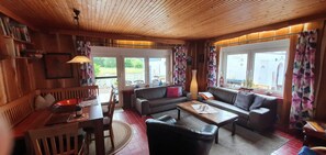 Télévision, lecteur de DVD, livres