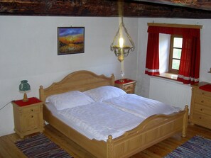 5 عدّة غرف نوم وخزنة داخل الغرفة ومكواة/لوح كي وسرير سفر