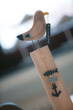 A wooden birdhouse with a tag that reads "Welcome". - Schiller-Quartier 15 Apartment no. 3 (Bremerhaven)