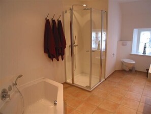 Combined shower/bathtub, hair dryer, towels, toilet paper - Holiday home in Frisian style for single use on Baltrum (Baltrum)