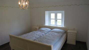 3 bedrooms, iron/ironing board, free WiFi, bed sheets