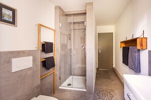 Shower, towels - Holiday house with a private swimming pool and sauna in a rural idyll (Stepenitztal)
