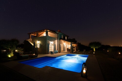 Exclusive luxury villa with swimming pool and barbecue, ideal for families