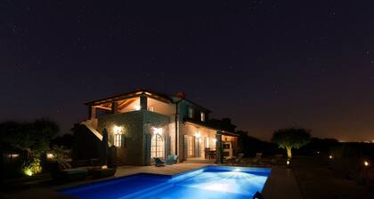 Exclusive luxury villa with swimming pool and barbecue, ideal for families