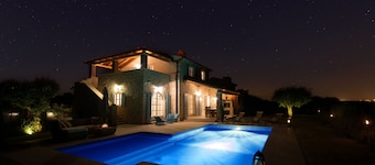 Exclusive luxury villa with swimming pool and barbecue, ideal for families