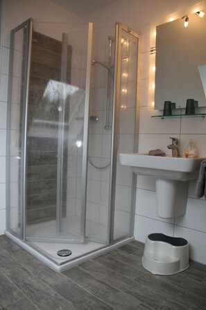 Dusche, Haartrockner, Handtücher, Seife