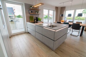 Kühlschrank, Mikrowelle, Ofen, Geschirrspüler