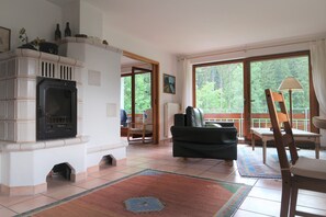 Fernseher, Kamin, DVD-Player, Bücher