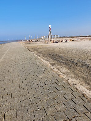 靠近海滩、沙滩椅