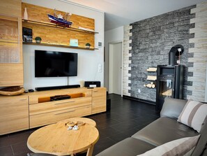 تلفزيون ذكي، مدفأة، مشغل دي في دي، كُتُب