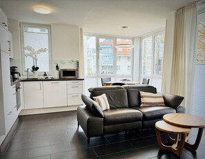 Smart-TV, Kamin, DVD-Player, Bücher