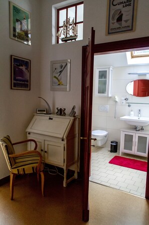 Bañera, secador de pelo, toallas, jabón