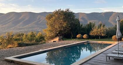 Bastide à proximité d'un village, vue dégagée sur le Grand Lubéron