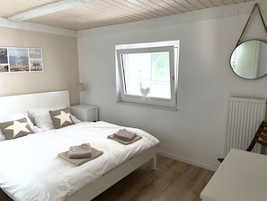 3 bedrooms, iron/ironing board, travel cot, free WiFi - Hafenhaus No. 14 * cozy fisherman's house at Husum harbor * home by the sea (Husum)